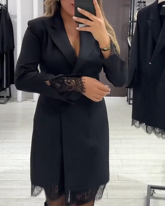 Klänning Med V-Ringning Och Insatser För Arbete