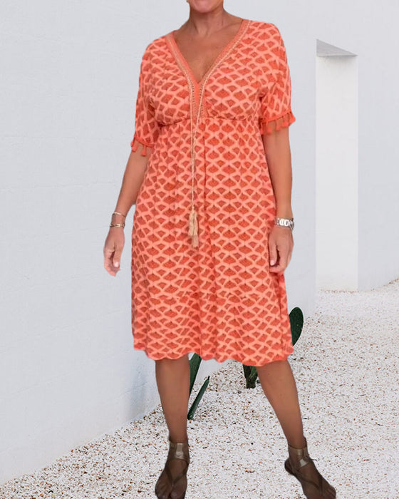 V-ringad klänning med tryck och fransar