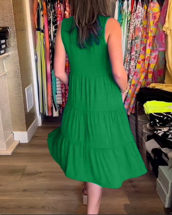 Ärmlös klänning med veckad passfor