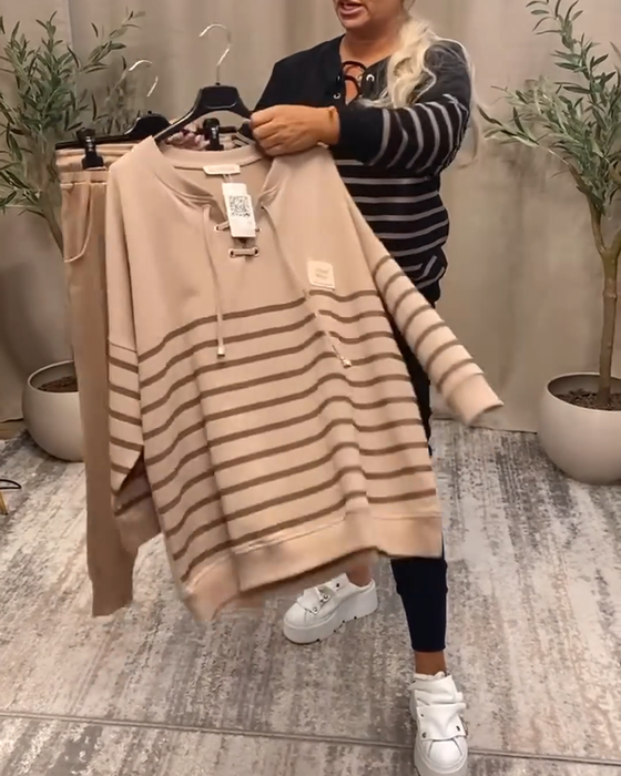 Tvådelat Set Med Avslappnad Randig Sportbyxa Vid Ankeln