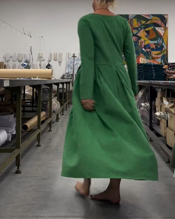 Enfärgad klänning med rund hals