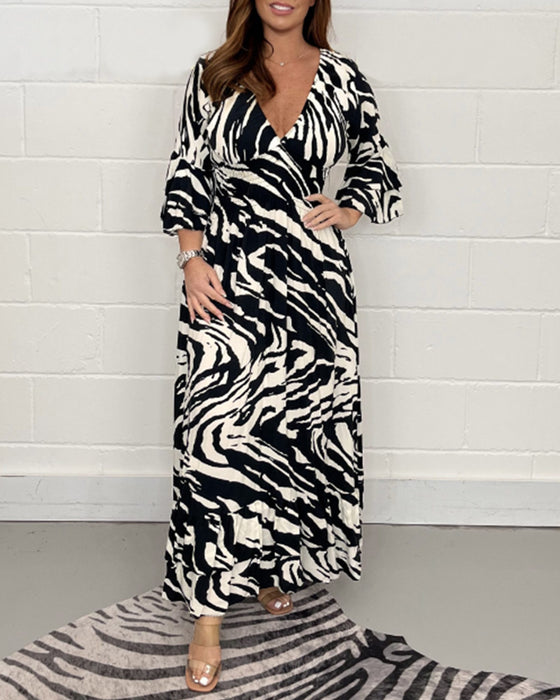 3/4-ärm klänning med v-ringning