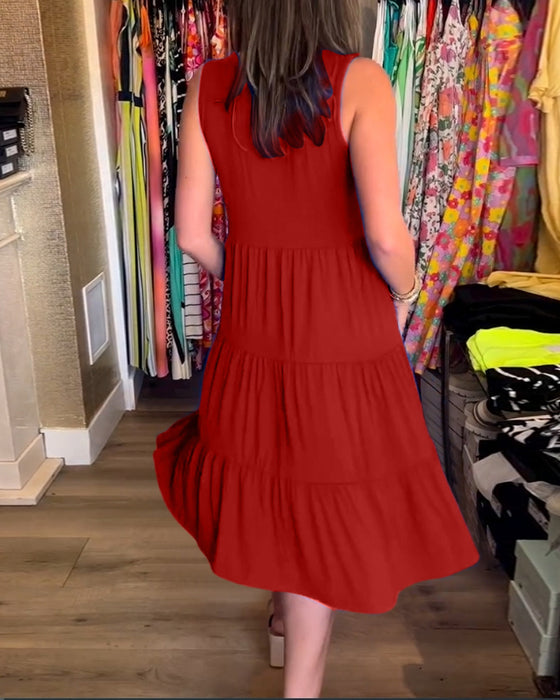 Ärmlös klänning med veckad passfor