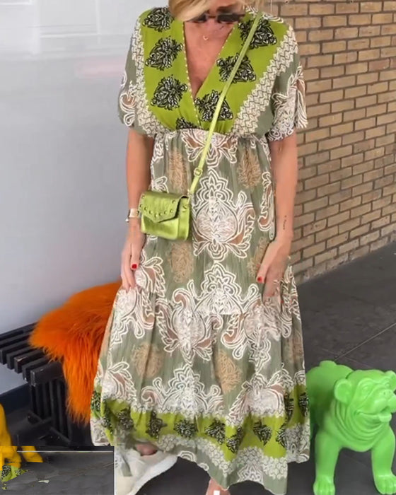 Avslappnad v-ringad kortärmad klänning med tryck