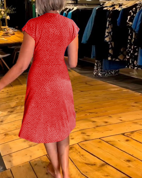 Kortärmad prickig klänning med V-ringad