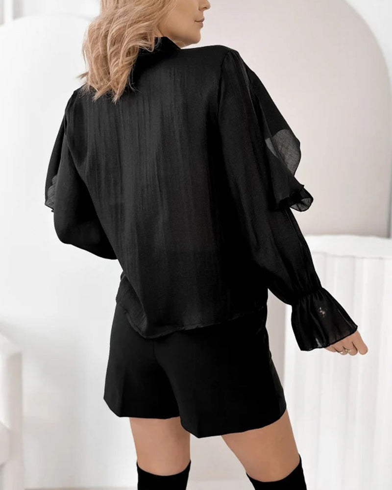 Blus I Enfärgad Med Volanger Och V-Ringning