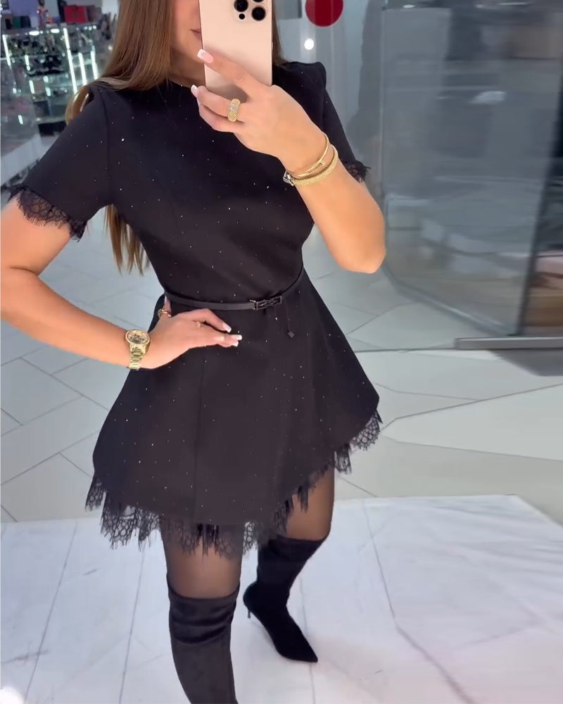 Glittrig Spetsklänning Med Korta Ärmar Och A-Linje