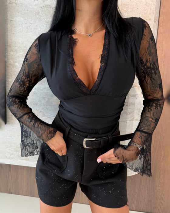 Topp Med Klockärmar Och V-Ringning