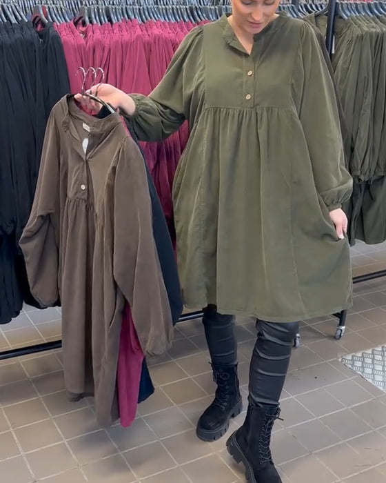 Knappad Klänning Med V-Ringning Och Långa Ärmar