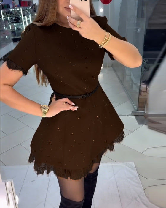 Glittrig Spetsklänning Med Korta Ärmar Och A-Linje