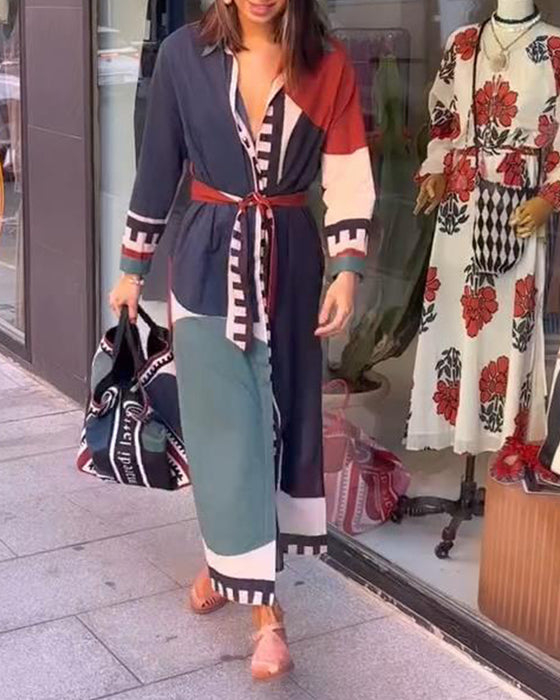 Avslappnad spetsklänning med färgblockstryck i lapel