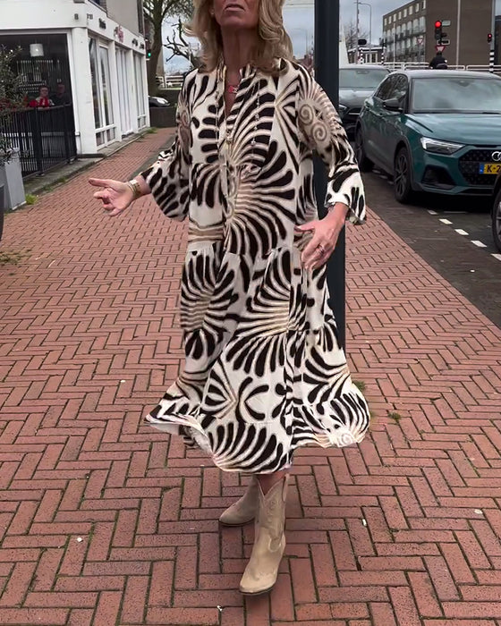 Klänning med V-ringning och utsvängda ärmar