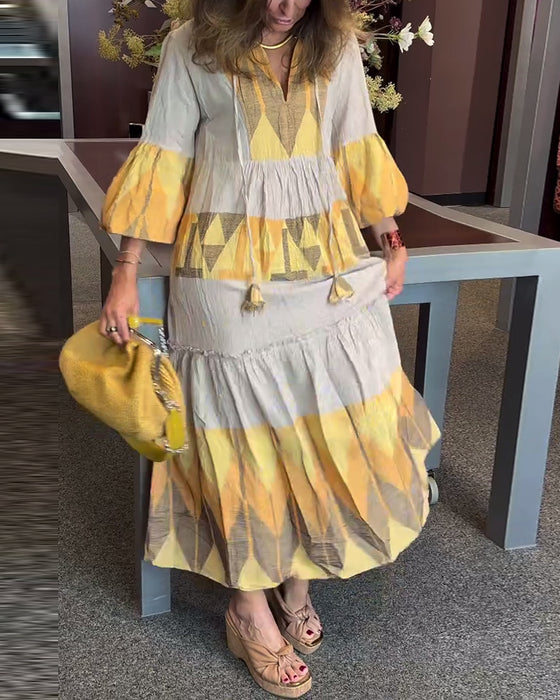 Mönstrad lös klänning med klocka och ärmar V-ringad