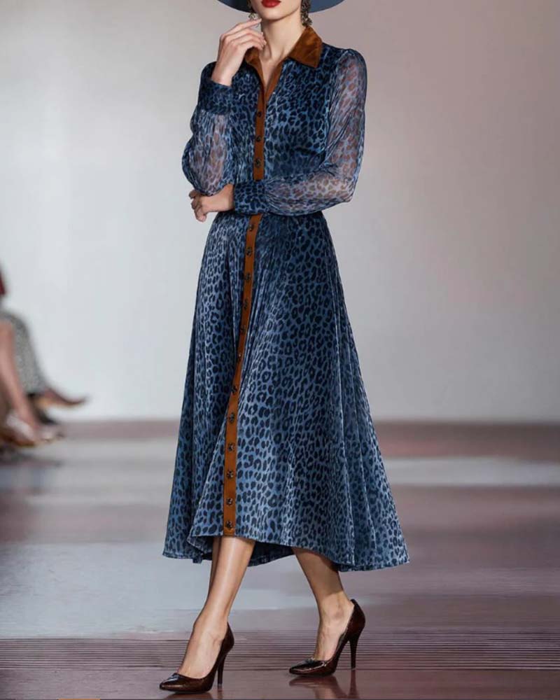 Modern Klänning Med Leopardtryck Och Lappverk
