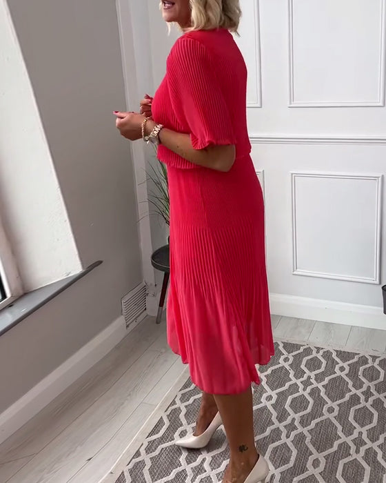 Casual enfärgad plisserad klänning med V-ringning och halvärm