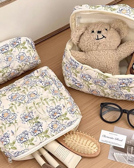 Set med kosmetikväska i tre delar