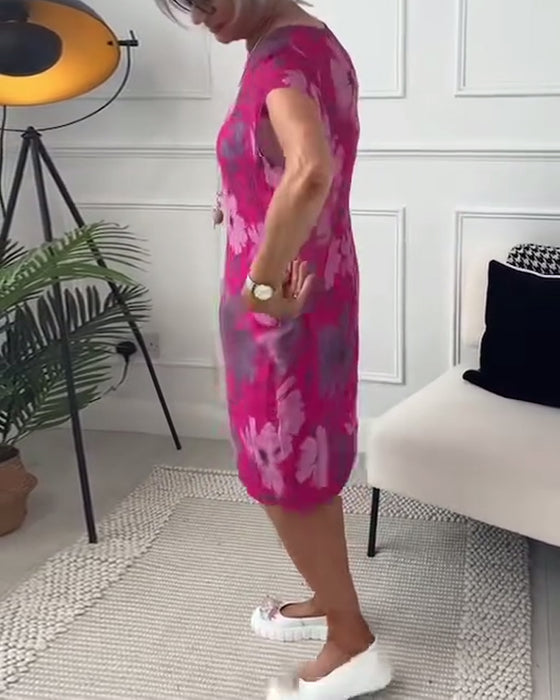 Avslappnad blommig klänning med kortärmade fickor