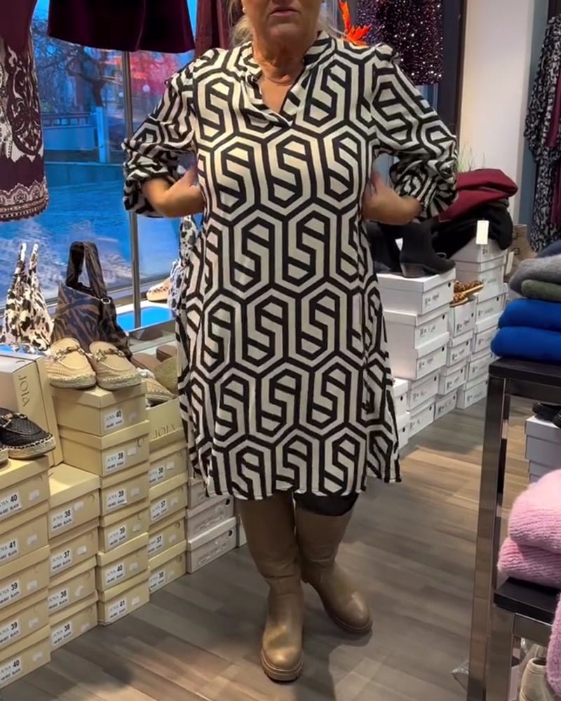 Snygg klänning med v-ringning och geometriskt mönster