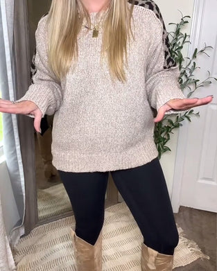 Avslappnad pullover med rund halsringning och leopardmönster