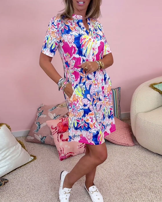 Snygg klänning med ficka med blommönster och kort ärm