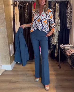 Blus med V-ringning och blommig