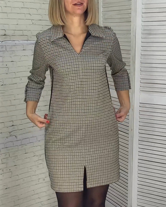 Klänning med V-ringning, långa ärmar och slits