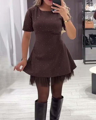 Elegant klänning med skimrande mesh-lappmönster