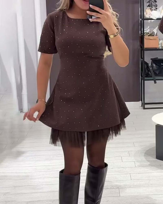 Elegant klänning med skimrande mesh-lappmönster