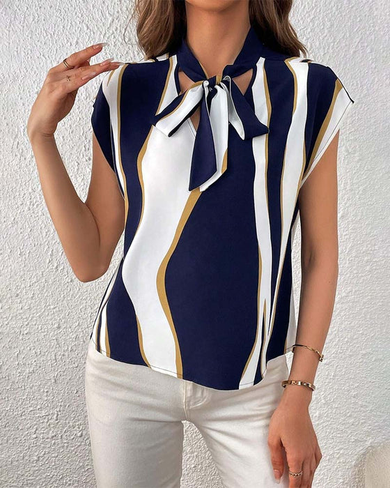 Kortärmad blus med snörning i kontrasttryck