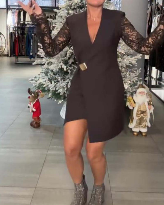 Klänning Med Spets Paneler, Djup V-Hals, Passande Siluett Och Romantisk Stämning