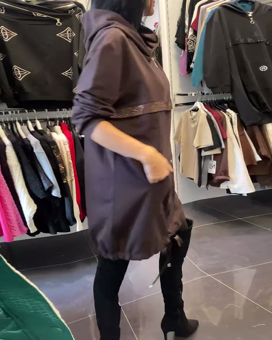 Modig Klänning Med Halvblix Och Huva