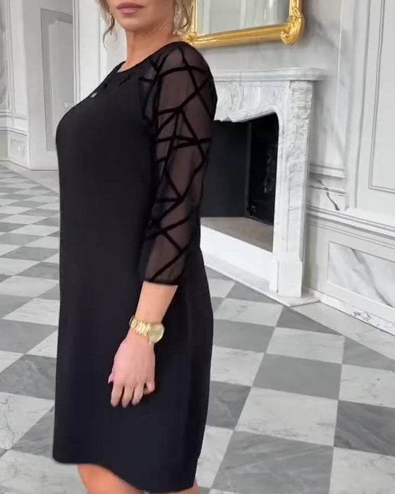 Elegant Klänning Med Runt Halsutsnitt Och Modig Design