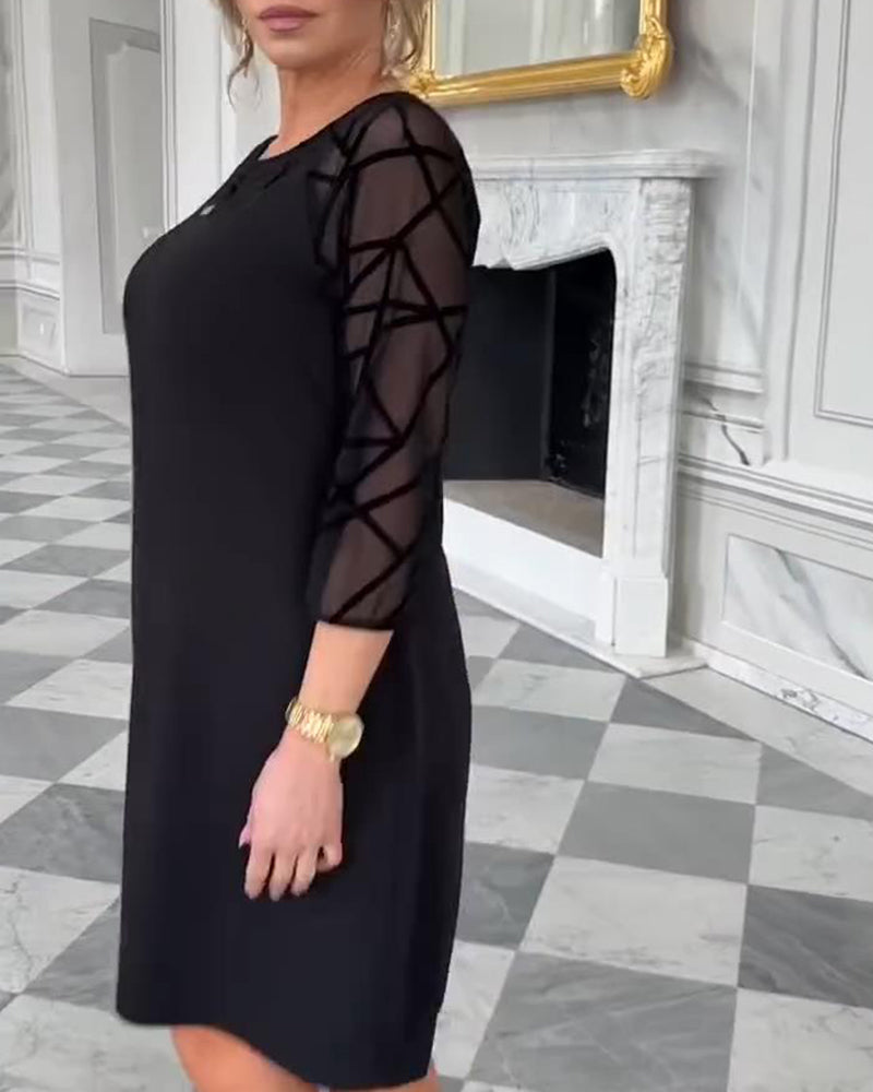 Elegant Klänning Med Runt Halsutsnitt Och Modig Design