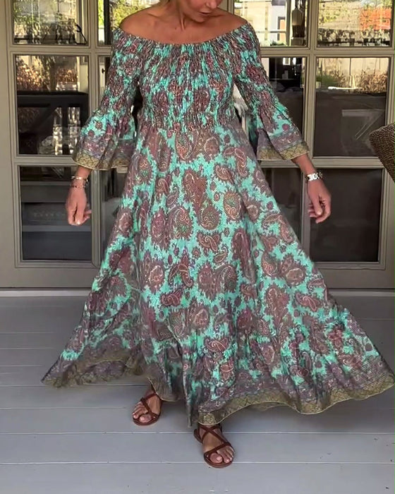 En axel avslappnad klänning med retrotryck