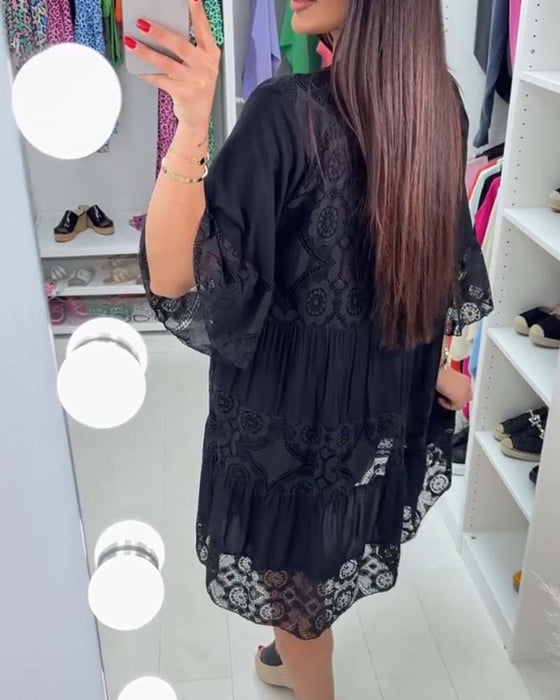 Enfärgad elegant klänning med V-ringad spets