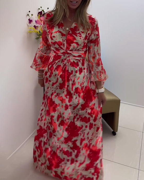 Moderiktig tryckt klänning med djup V stickad klockärm