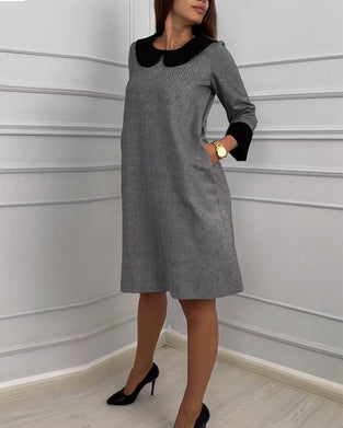 Avslappnad klänning med fickor och Peter Pan-krage