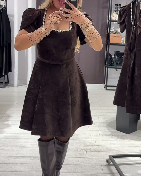 Klänning Med Puffärmar Och Vid Halsringning