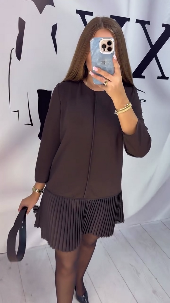 Klänning Med Trekvartsärm Och Plissering I Dragspelsstil