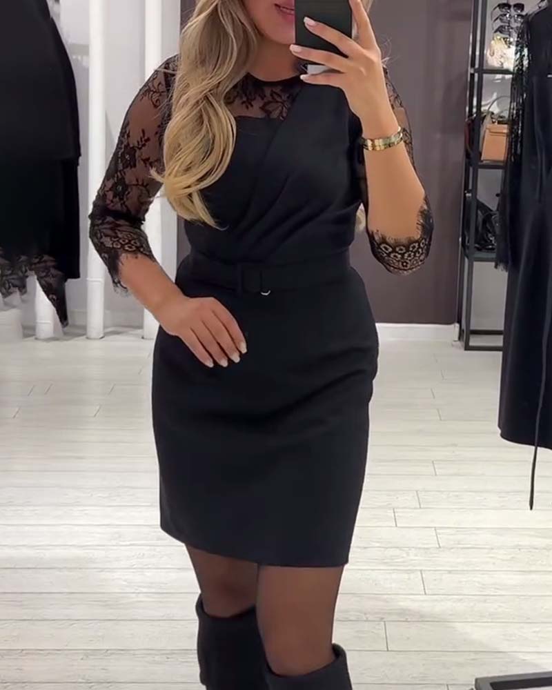 Klänning Med Midjesmäckande Design Och Lapptäcktsdetaljer