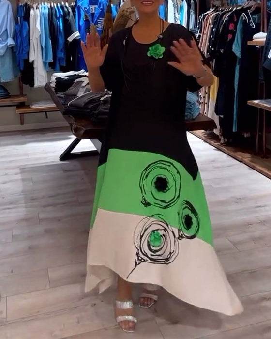 Rund halsad klänning med lös patchwork i färg