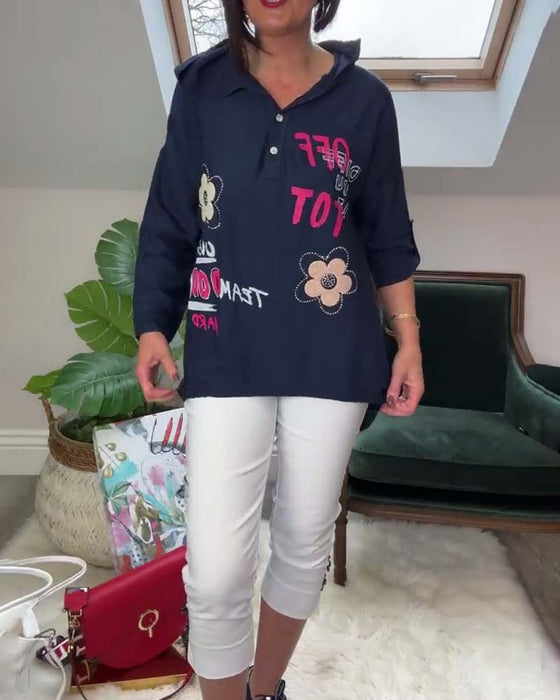 Avslappnad broderad långärmad huvtopp med blommiga bokstäver