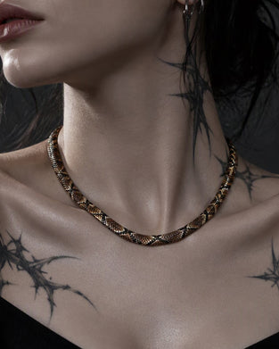Orm Statement Halsband – En Symbol för Mysterium & Kraft