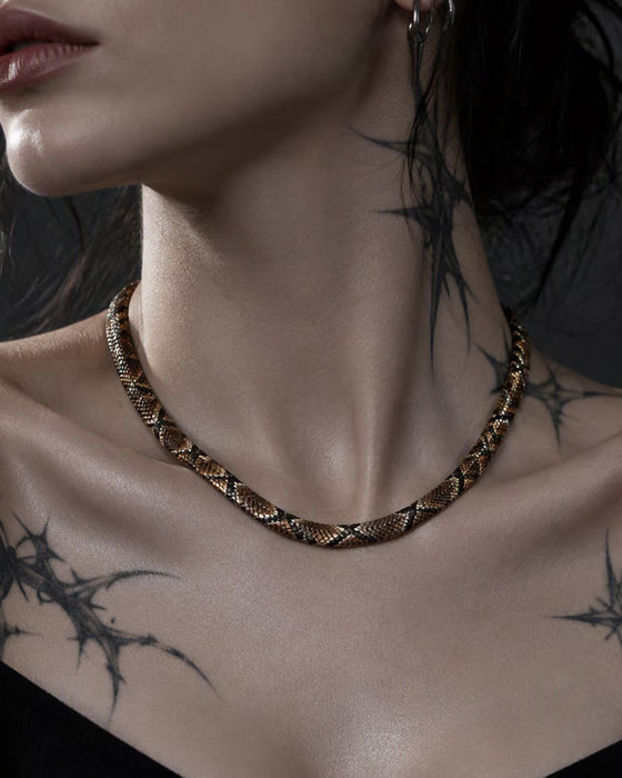 Orm Statement Halsband – En Symbol för Mysterium & Kraft