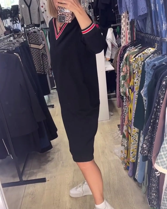 V-ringad klänning med fickor