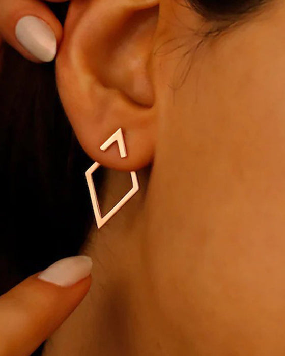 Enkla diamantformade eleganta örhängen