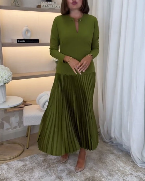 Casual enfärgad klänning med lång ärm och veck