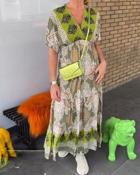 Avslappnad v-ringad kortärmad klänning med tryck