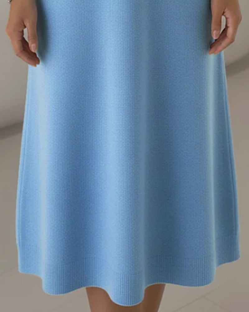 Moderiktig Klänning Med Knappar Och Slag