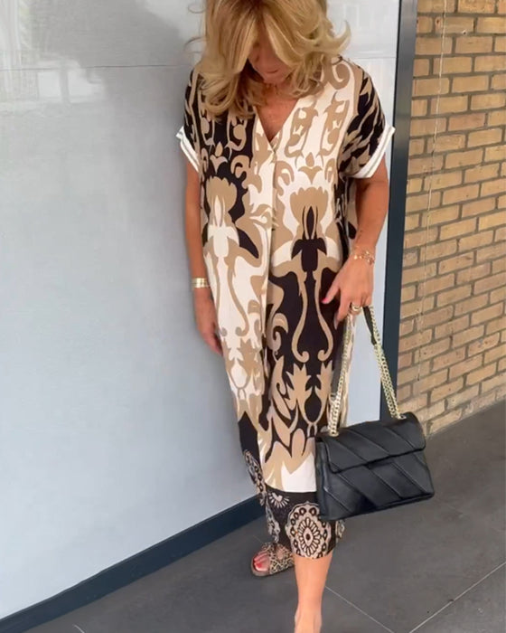 V-ringad klänning med geometriskt tryck